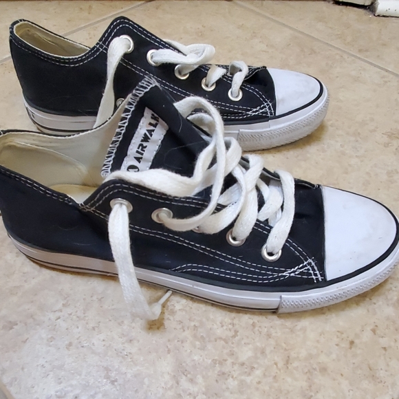 Women's 7.5 black Airwalk sneakers - Picture 4 of 5